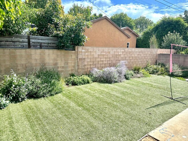 Building Photo - Quiet and Charming West LA Home!