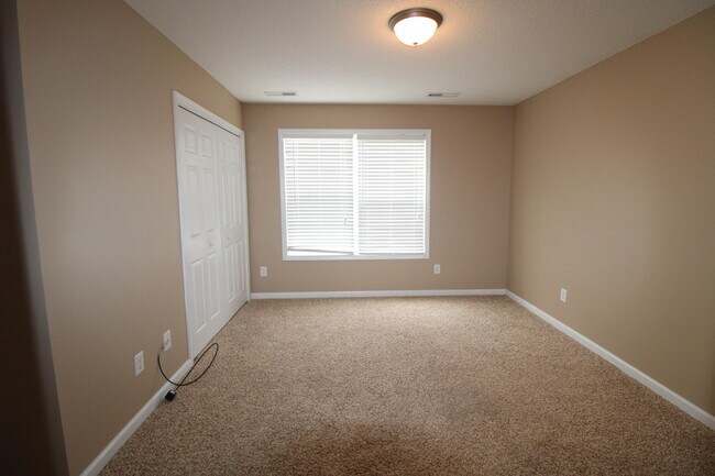 Building Photo - 2105 Hobbit Way
