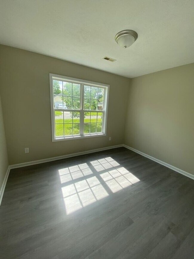 Building Photo - Welcome to this charming 3-bedroom, 2-bathroom home located in the vibrant city of Wilmington, NC.