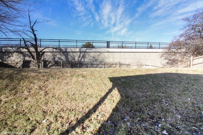 Building Photo - 707 Clearwood Ct
