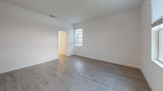 Building Photo - 7955 Lakes Edge Ln