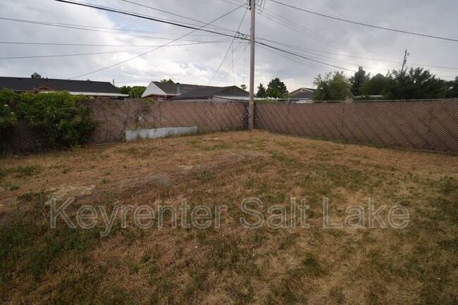 Building Photo - 3215 S 4400 W