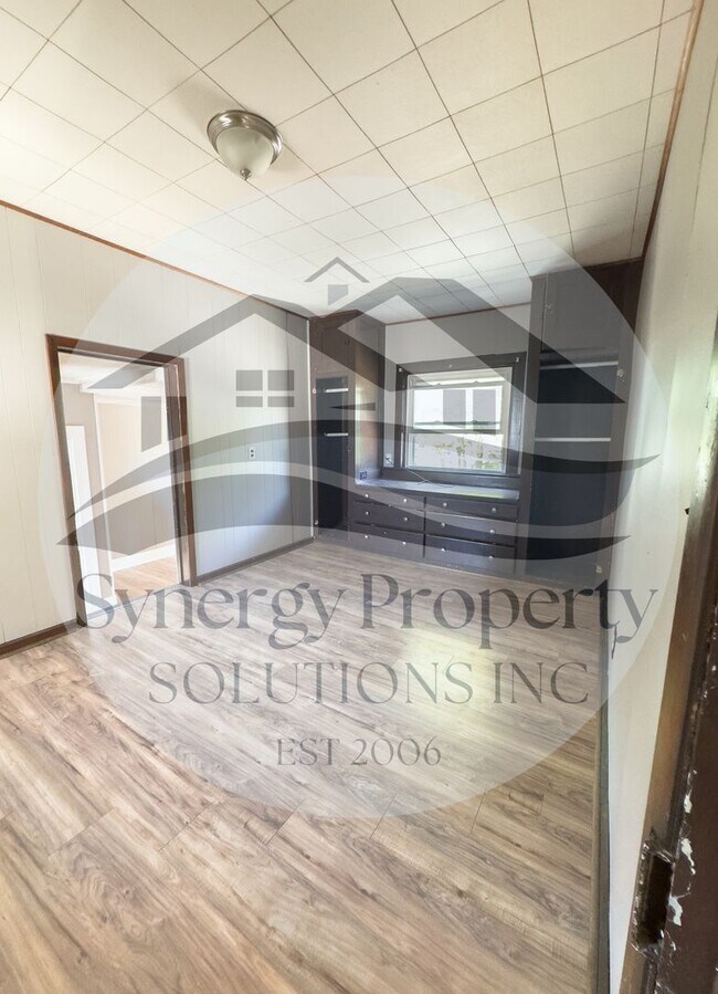 Building Photo - Crestline Home Available Now