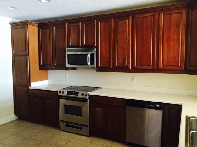 Building Photo - Luxurious 3 bed 2 bath condo with Great Vi...