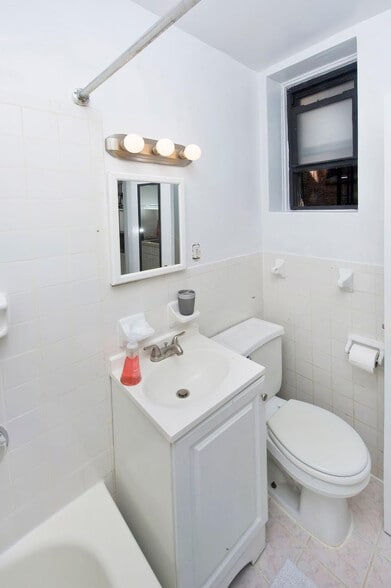 Building Photo - 335 E 94th St