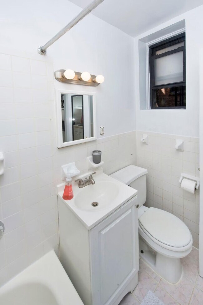 Building Photo - 135 E 94th St