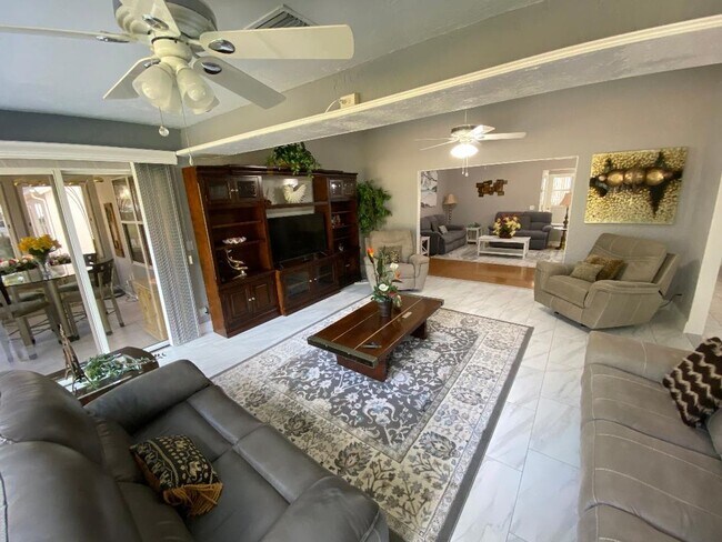 Building Photo - Spectacular ANNUAL LEASE, Fully Furnished ...