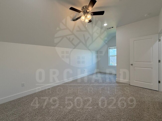 Building Photo - 2002 E Brookview Dr