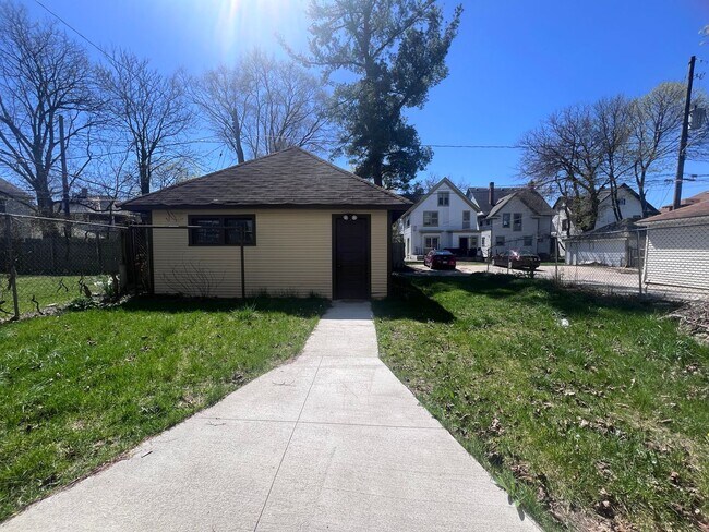 Building Photo - Large Single Family Five Bedroom Home!