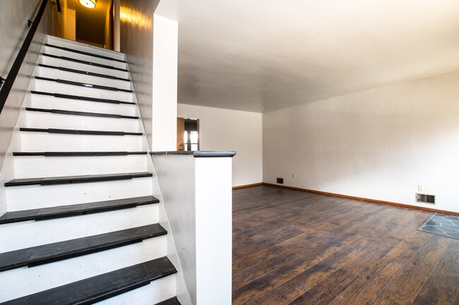 Building Photo - 2712 Sarah St