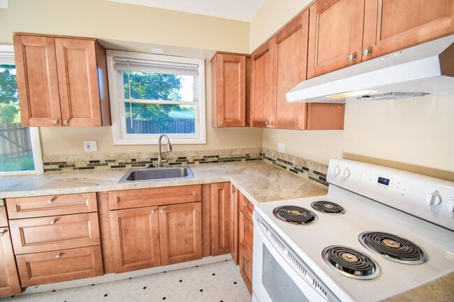 Building Photo - 3 Bedroom 1Bath House, Quiet neighborhood with park across the street