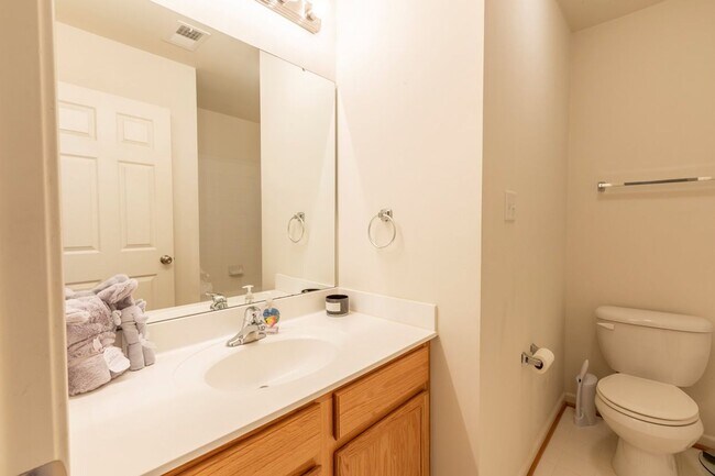 Building Photo - 703 Rainier Rd