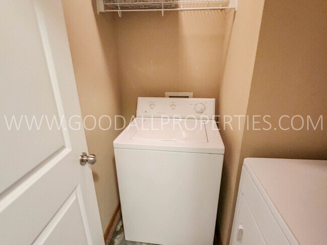 Building Photo - 2 Bedroom, 2 Bath Townhome in Pleasant Hill with 2-car attached garage