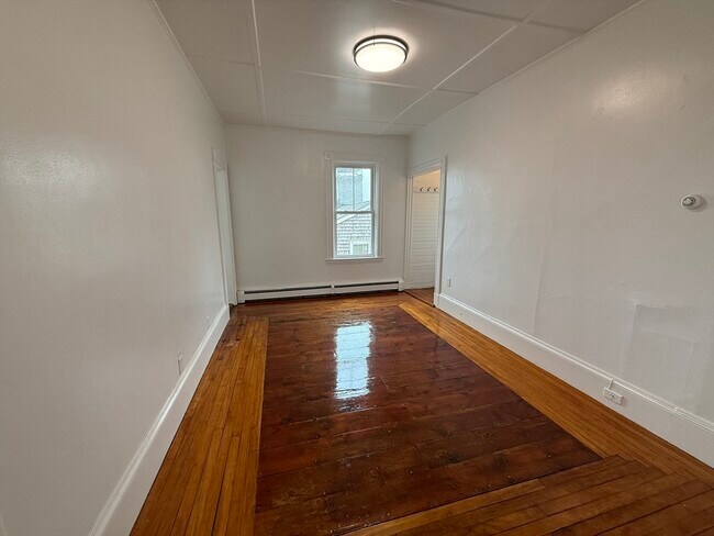 Building Photo - 7 N Green St