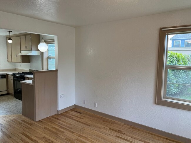 Building Photo - 3 Bed, 1.5 Bath near Rose Garden and Willamette River bike path in Whiteaker