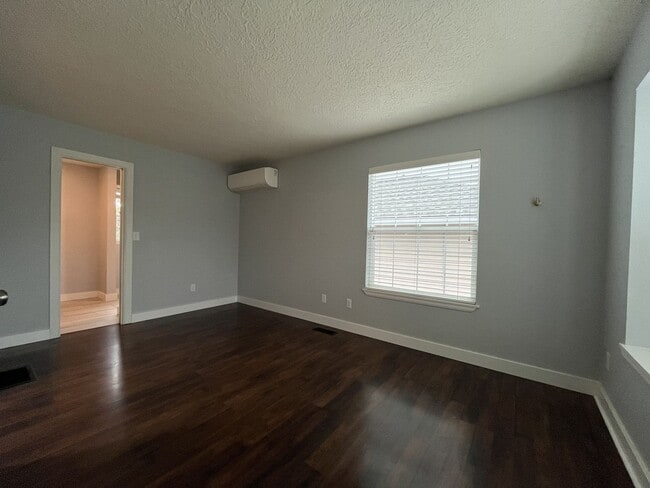 Building Photo - Stunning Lake Oswego Home with Outdoor Retreat, Vaulted Ceilings & Walk-In Closet