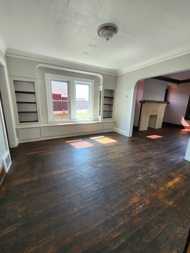 Building Photo - 3 Bedroom 1st Floor For Rent