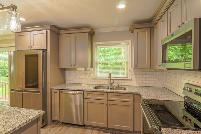 Building Photo - 2608 Meadow Lark Ln