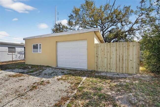 Building Photo - 685 71st Ave N