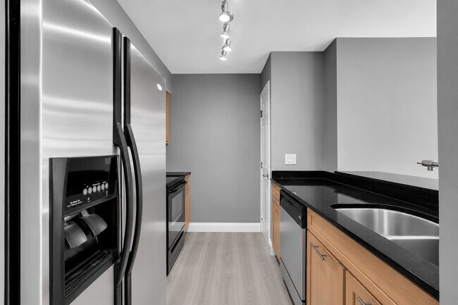 Building Photo - 2881 N Oakland Forest Dr