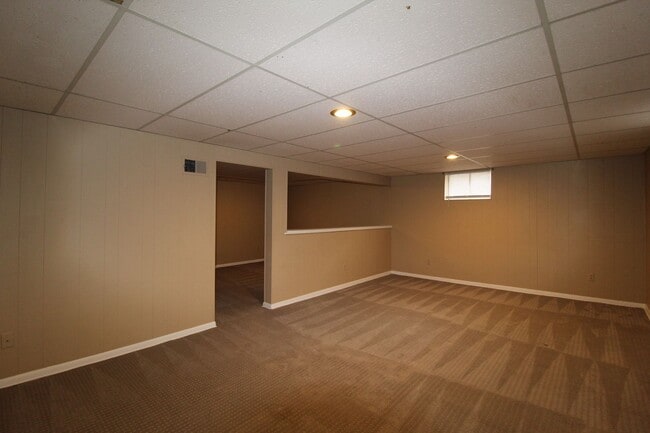 Building Photo - February FREE On This 3 Bedroom 2 Bath Home In Overland Park