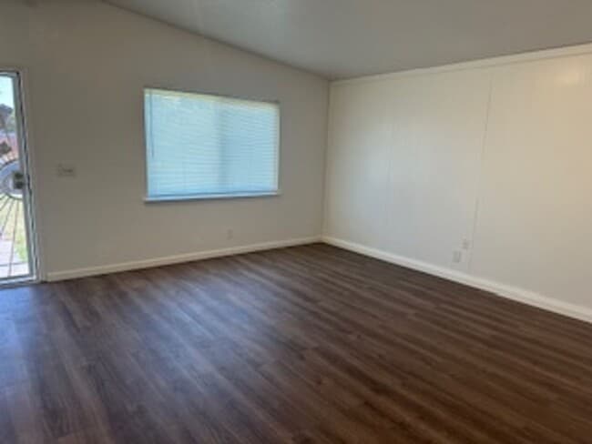 Building Photo - NEW NEW NEW! 3 BEDROOM 1 BATH IN KINGSBURG