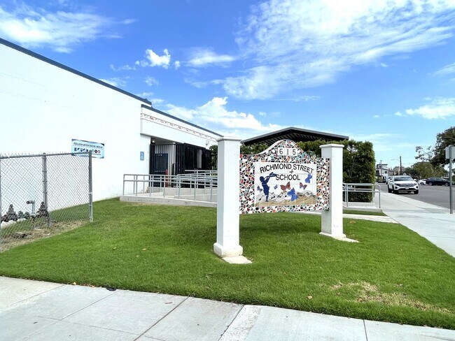 Building Photo - 208-208 W Mariposa Ave