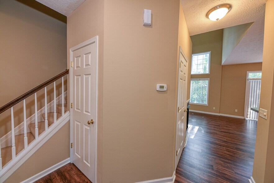 Building Photo - 5845 Crescent Ridge Dr