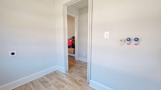 Building Photo - Adorable 3 bedroom / 2 bathroom Home for R...