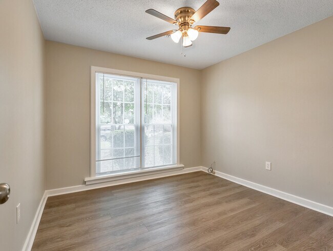 Building Photo - 9138 Clubhouse Dr
