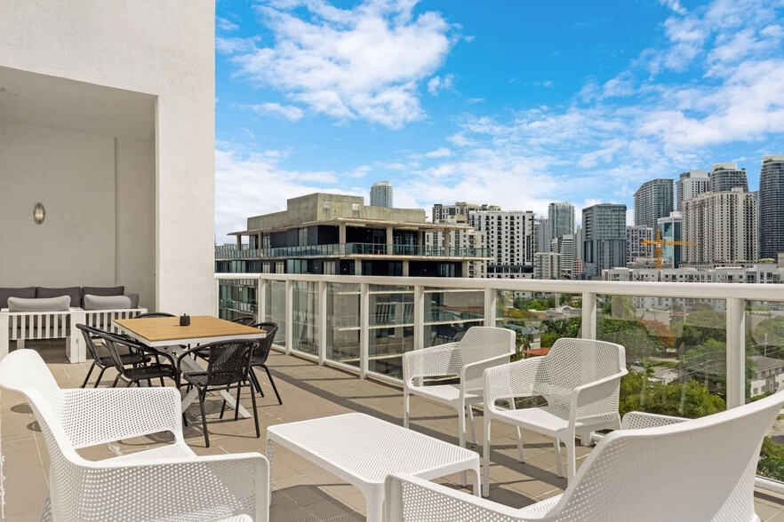 Building Photo - 1700 SW 2nd Ave