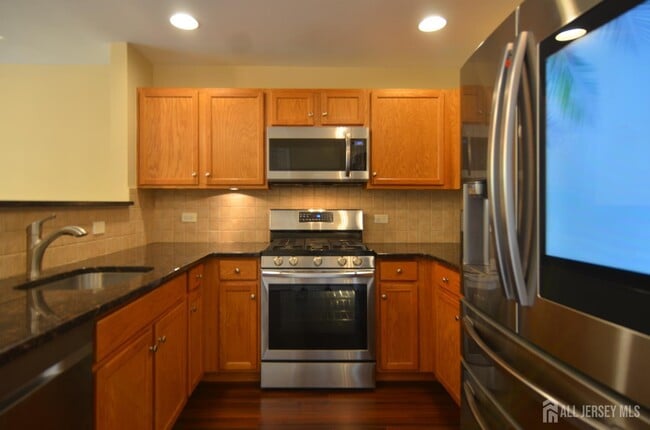 Building Photo - 368 Rector St