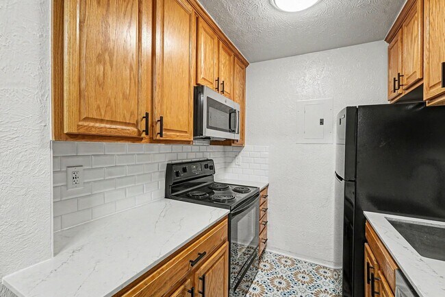 Building Photo - Bright Updated 2-Bed Condo with Vintage Charm Near Wash Park & Cherry Creek