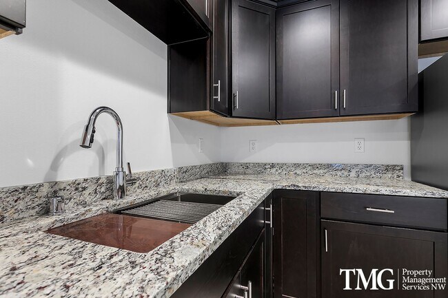 Building Photo - 977 Creer Way