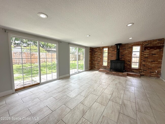 Building Photo - 1082 Madrid Rd