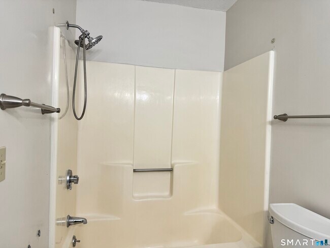 Building Photo - 11 Hilltop Dr