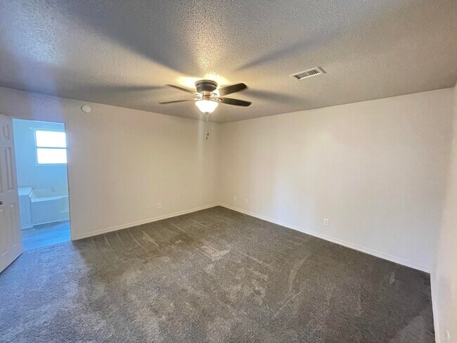 Building Photo - 2212 Peachwood Ct