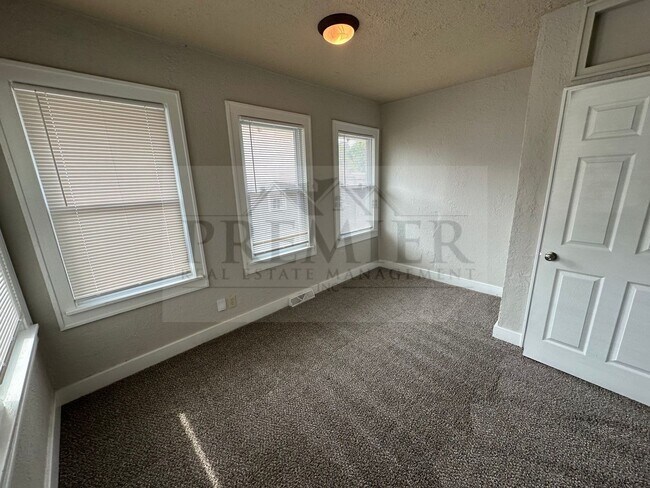 Building Photo - 307 SW 15 St, Blue Springs MO 64014/ 2 bed...