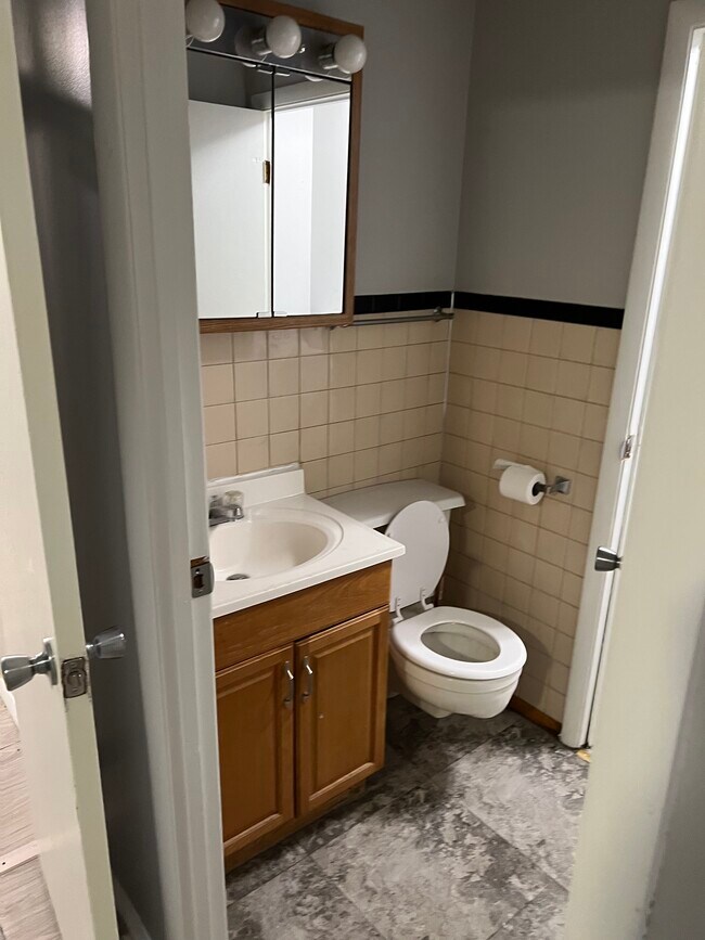 Washroom 2 - 505 W 53rd Ave