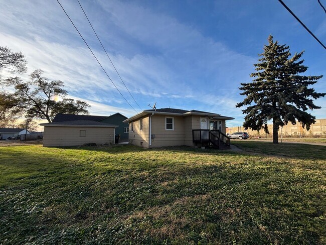 Building Photo - 2 Bedroom, 1 Bathroom Home 5 Minutes from ...