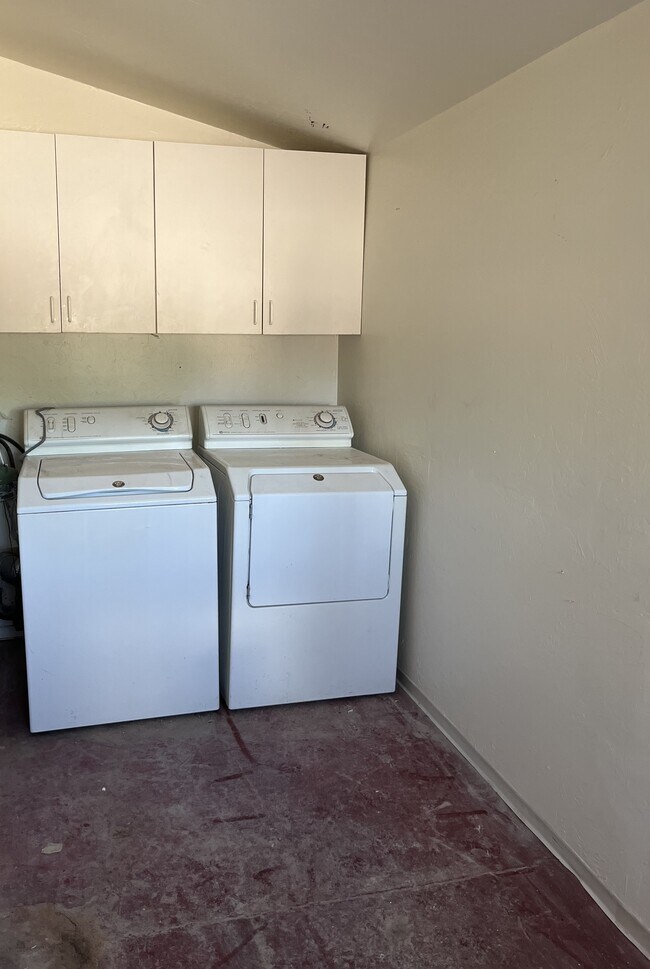 Building Photo - 2809 N Cherry Ave