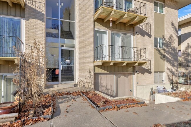 Building Photo - Comfortable 1 Bedroom Condo Living at Pembroke Gardens