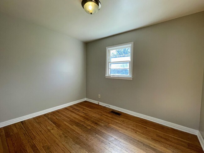 Building Photo - 1921 Stevens Ave NE