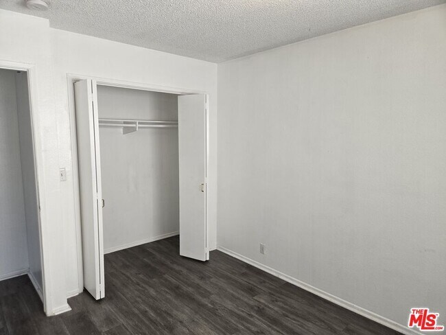 Building Photo - 1233 Tamarind Ave