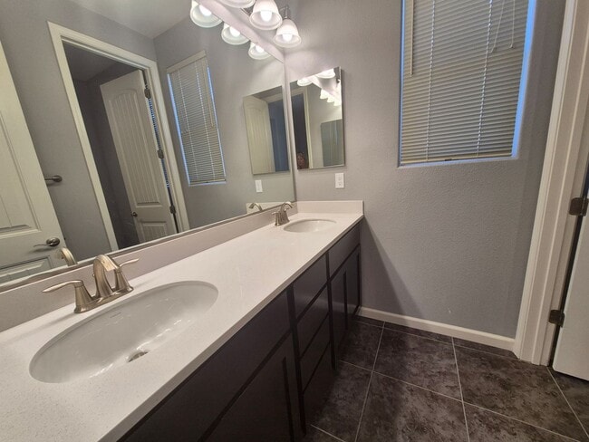 Building Photo - 4 Bedroom 2.5 bath Available now