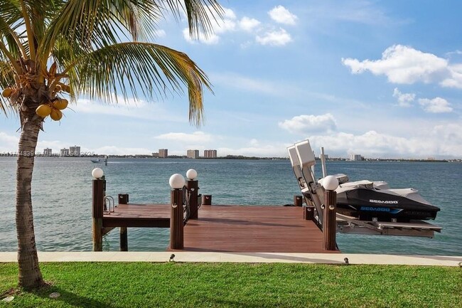 Building Photo - 7972 Biscayne Point Cir
