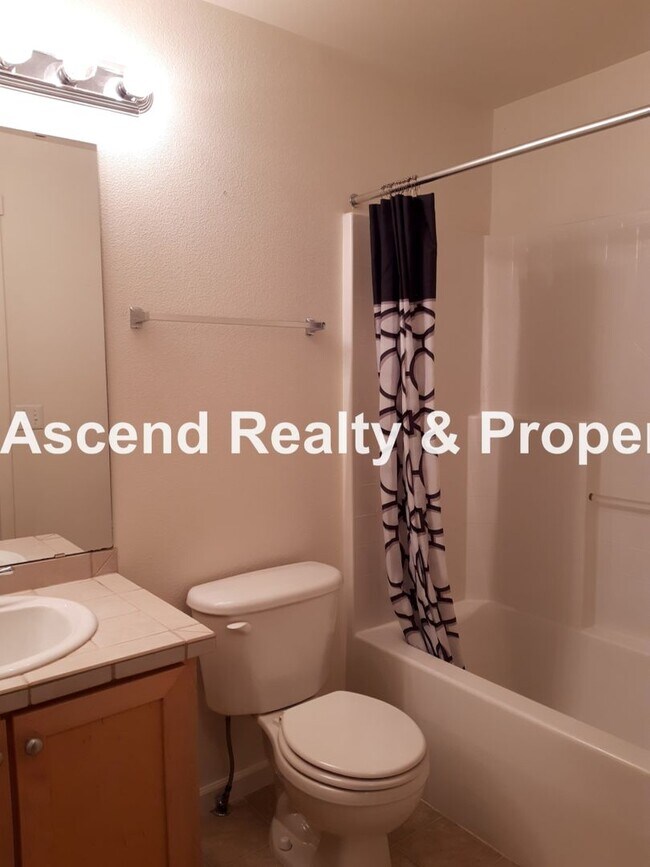 Building Photo - Sexton Mtn 3 Bed End Unit Townhome, Huge G...