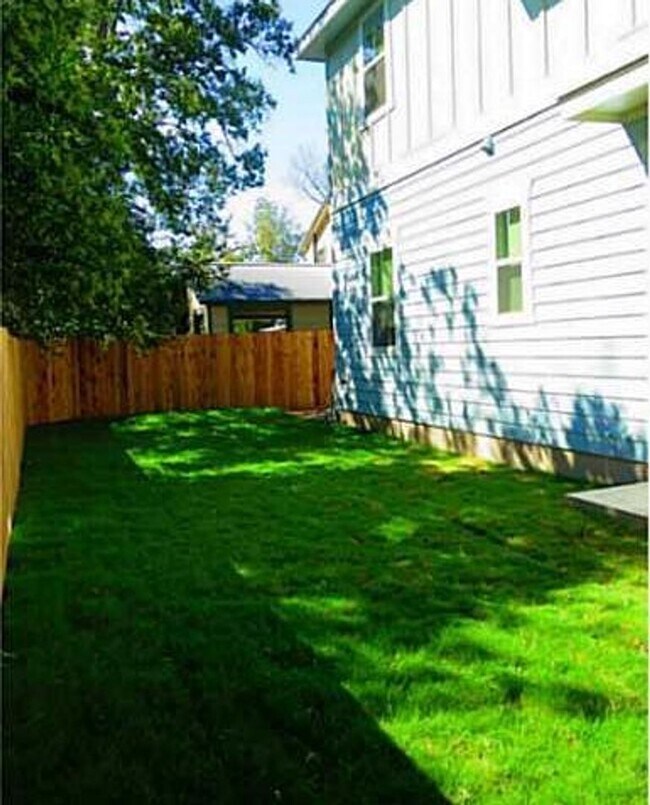 Building Photo - Two Homes 8 Bedrooms 6 Baths!