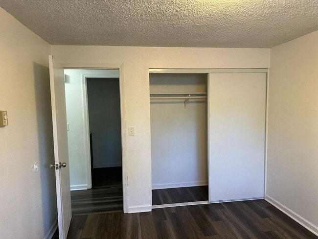Building Photo - 2 bedroom 1 bath duplex with a garage!