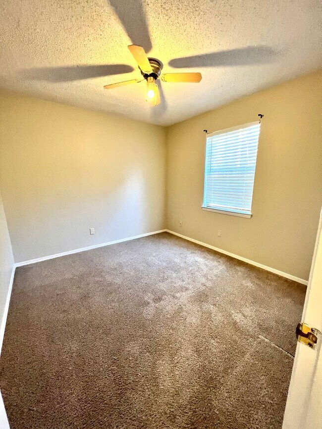 Building Photo - Charming home in Blue Pine Village!